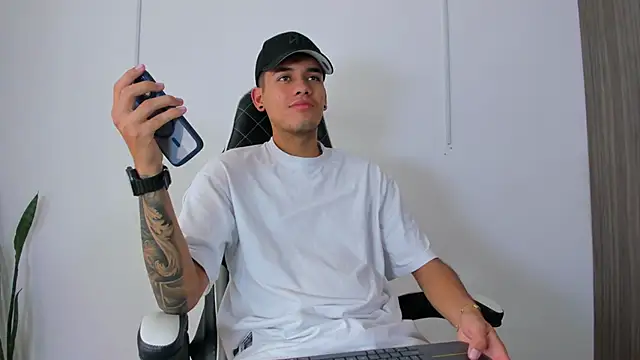 Nickyblazze  online show from October 2025 03:21:02 PM