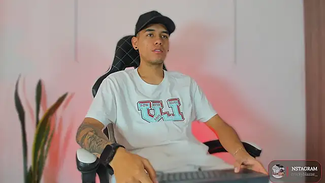 Nickyblazze  online show from October 2025 12:49:01 PM