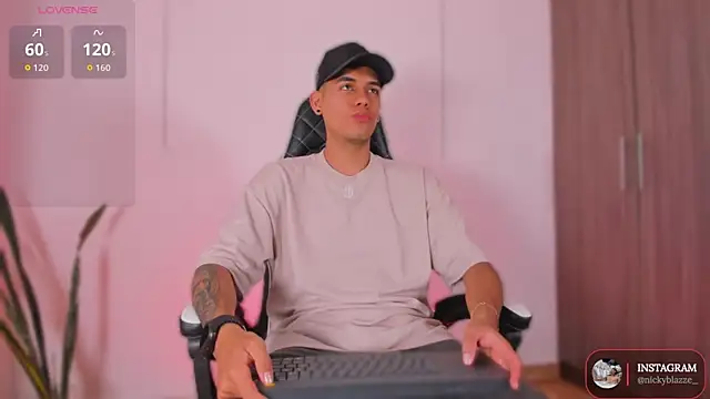 Nickyblazze  online show from November 2025 01:33:02 PM