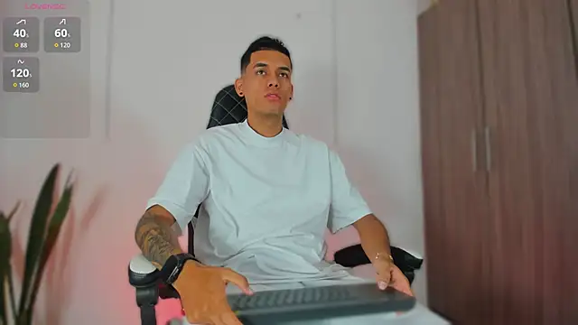 Nickyblazze  online show from December 2025 12:36:02 PM