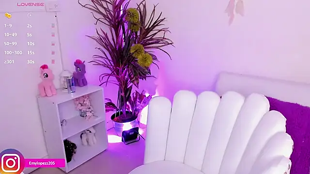 Emylopezz online show from November 2025 02:43:02 PM