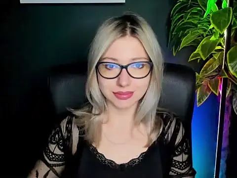 Snapshot of loveHeidi chatting on September 2025 04:27:01 AM loveHeidi online show from September 2025 04:27:01 AM