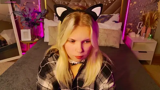 Snapshot of EmillyRogers chatting on October 2025 04:54:01 AM EmillyRogers online show from October 2025 04:54:01 AM