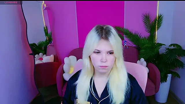 Snapshot of EmillyRogers chatting on October 2025 05:19:01 AM EmillyRogers online show from October 2025 05:19:01 AM