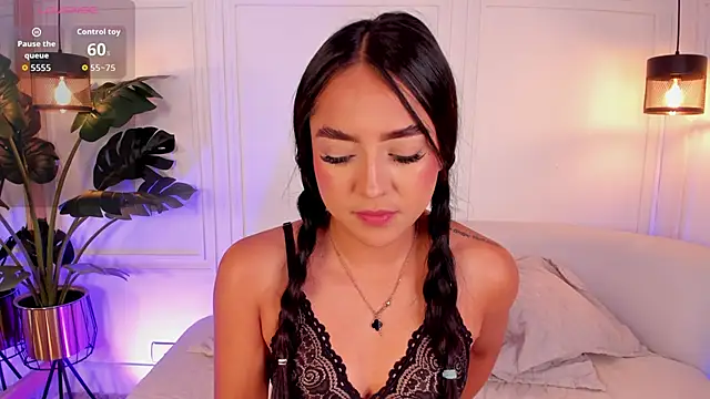 Dafne Hillss online show from November 2025 12:37:02 PM