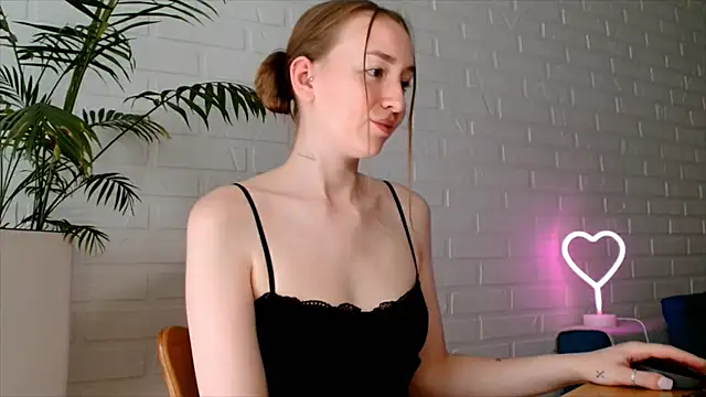 Snapshot of WhitePrincessLuna chatting on July 2026 12:35:01 PM WhitePrincessLuna online show from July 2026 12:35:01 PM