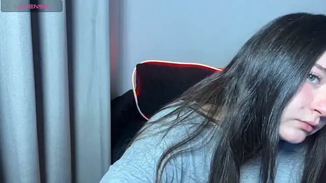 valentinauwu online show from October 2025 01:28:01 AM