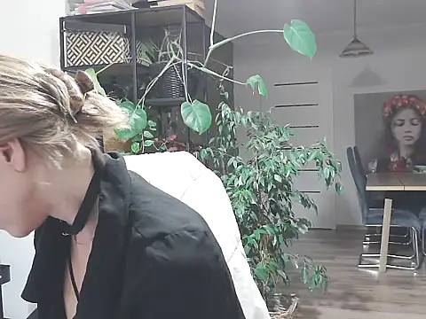 Snapshot of MadMadelin chatting on October 2025 10:45:01 PM MadMadelin online show from October 2025 10:45:01 PM