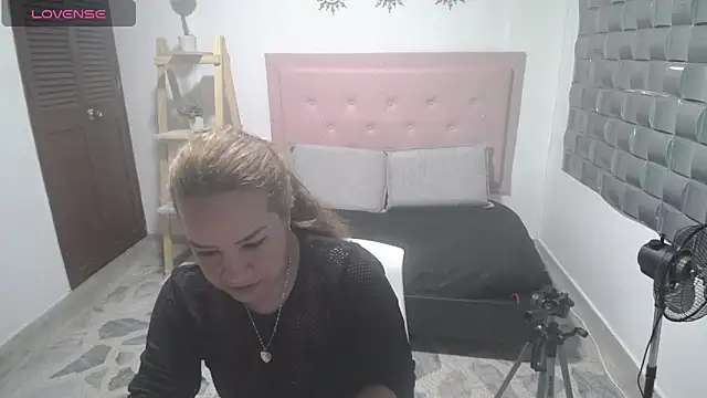 Snapshot of Dulce__Lovee chatting on December 2025 09:02:01 PM Dulce Lovee online show from December 2025 09:02:01 PM