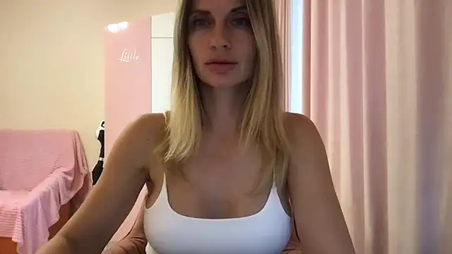 Snapshot of KarelliaStar chatting on June 2026 05:26:01 PM KarelliaStar online show from June 2026 05:26:01 PM