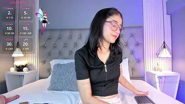 LunaBloomn online show from November 2025 05:23:01 PM