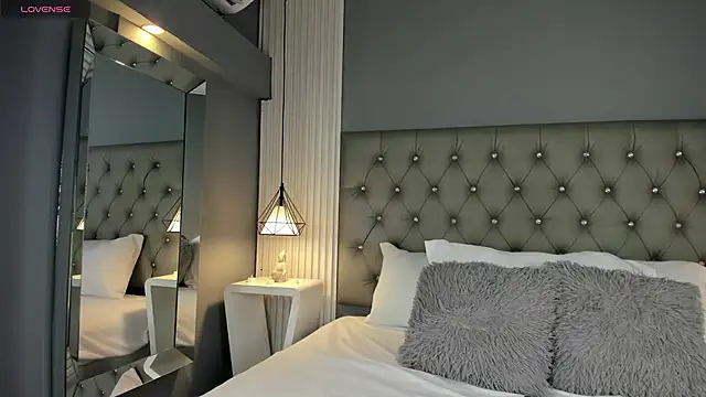 LunaBloomn online show from November 2025 05:02:01 PM