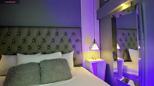 LunaBloomn online show from November 2025 05:04:01 PM