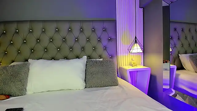 LunaBloomn online show from December 2025 04:47:02 PM