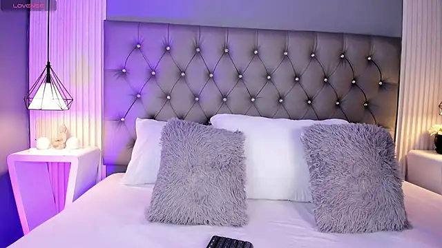 LunaBloomn online show from January 2026 05:05:01 PM