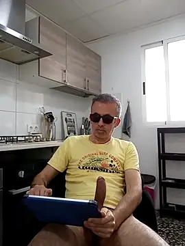 Snapshot of EmilioTaladdro chatting on May 2026 09:28:02 AM EmilioTaladdro online show from May 2026 09:28:02 AM