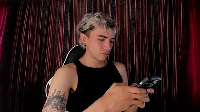 guynextdo0r online show from December 2025 06:26:01 PM