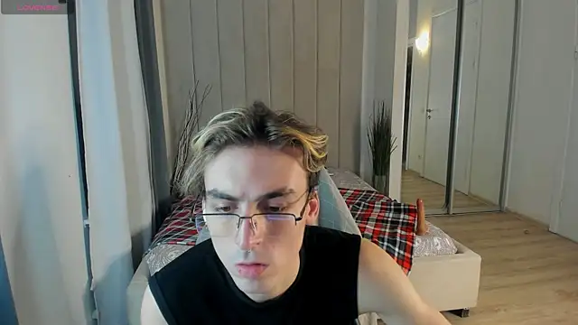 Snapshot of OLIVER__MARTINEZ chatting on September 2025 08:12:02 PM OLIVER  MARTINEZ online show from September 2025 08:12:02 PM