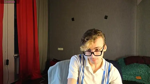 Snapshot of OLIVER__MARTINEZ chatting on October 2025 09:24:01 PM OLIVER  MARTINEZ online show from October 2025 09:24:01 PM