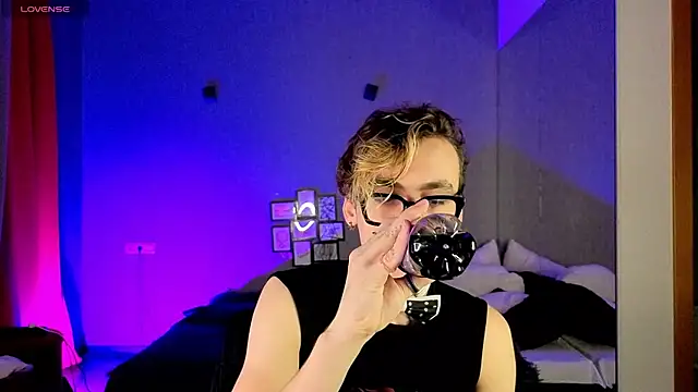 Snapshot of OLIVER__MARTINEZ chatting on October 2025 05:29:02 AM OLIVER  MARTINEZ online show from October 2025 05:29:02 AM
