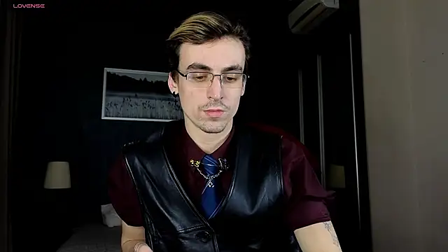 Snapshot of OLIVER__MARTINEZ chatting on October 2025 08:40:02 PM OLIVER  MARTINEZ online show from October 2025 08:40:02 PM