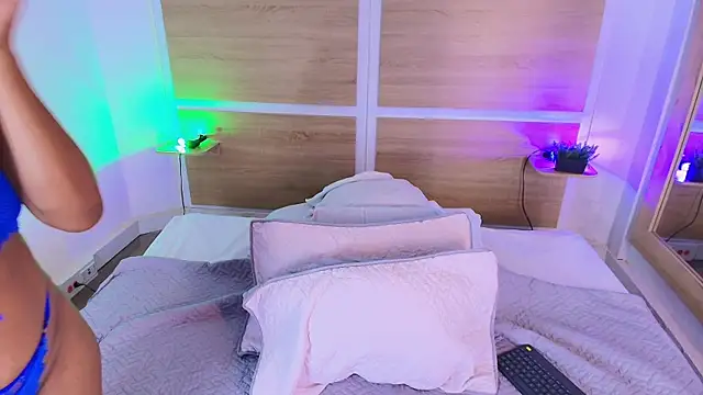 ValeryCortezm online show from February 2026 12:45:02 PM