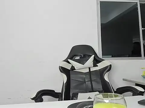 Snapshot of EL_VENEZOLANO_22CM chatting on February 2026 05:01:02 AM EL VENEZOLANO 22CM online show from February 2026 05:01:02 AM