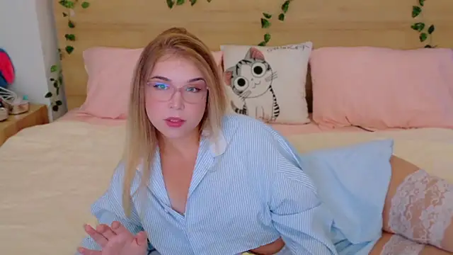 Lilith Bonheur online show from November 2025 05:57:01 PM