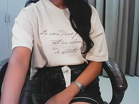 short girl  online show from November 2025 04:40:02 PM