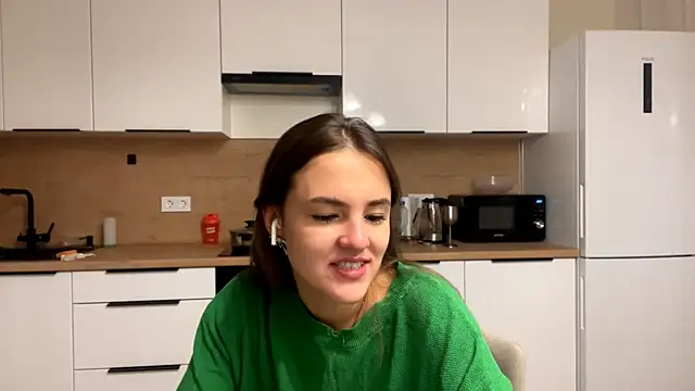 FavorLeila online show from October 2025 02:04:01 PM