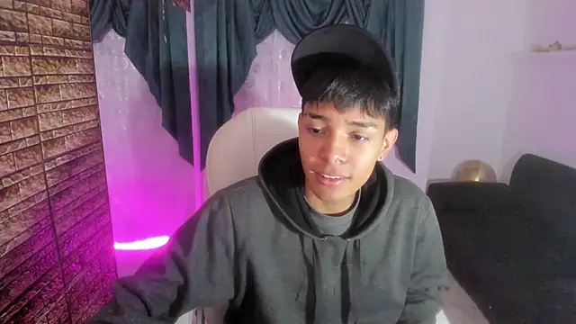 Snapshot of Hunteer_Boy chatting on October 2025 07:45:01 PM Hunteer Boy online show from October 2025 07:45:01 PM