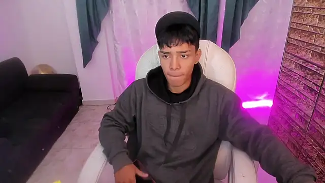 Snapshot of Hunteer_Boy chatting on October 2025 07:45:02 PM Hunteer Boy online show from October 2025 07:45:02 PM