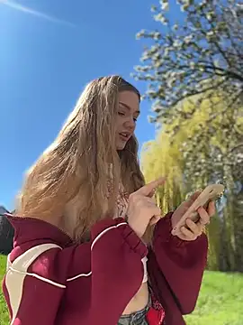 MilaMoone online show from April 2026 11:00:01 AM