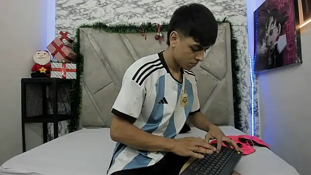 Logan Jhonson online show from November 2025 02:43:01 AM