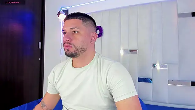 Jacob19  online show from November 2025 12:18:01 PM