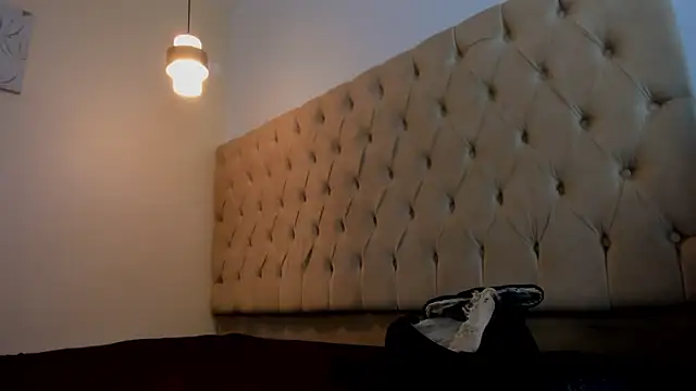 Naomis 35 online show from February 2026 07:19:02 PM