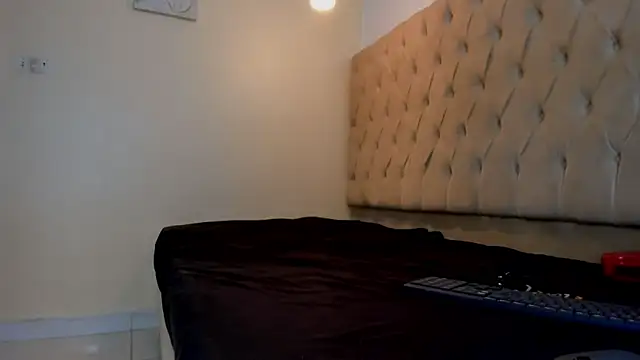 Naomis 35 online show from February 2026 07:29:01 PM