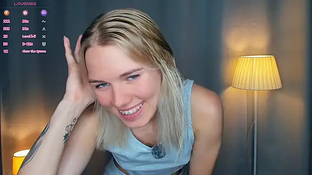 Snapshot of DianeHonnette chatting on July 2026 07:05:01 PM DianeHonnette online show from July 2026 07:05:01 PM
