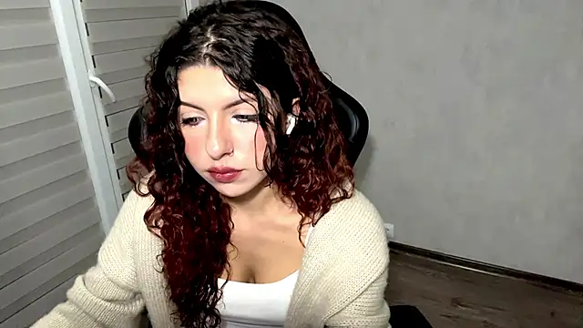 BabyJune18 online show from September 2025 05:39:02 PM