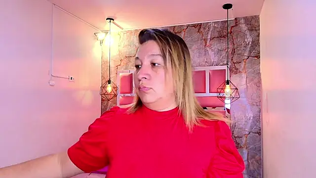 Snapshot of MaylinRosse_ chatting on April 2026 06:57:02 PM MaylinRosse online show from April 2026 06:57:02 PM