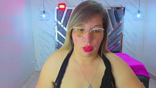Snapshot of MaylinRosse_ chatting on May 2026 06:58:01 PM MaylinRosse online show from May 2026 06:58:01 PM