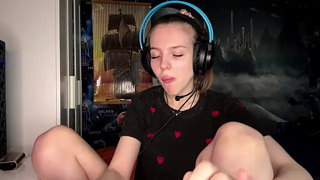 Elira Breeze online show from November 2025 12:15:01 PM