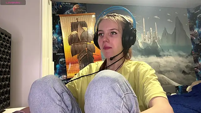 Elira Breeze online show from December 2025 03:19:01 PM