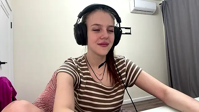 Elira Breeze online show from January 2026 03:05:01 PM