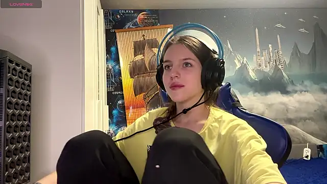 Elira Breeze online show from March 2026 05:08:01 PM