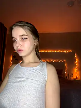 MyLolaSky online show from October 2025 10:52:02 PM