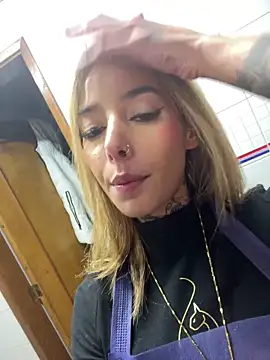 MoniUribe online show from October 2025 04:57:01 AM