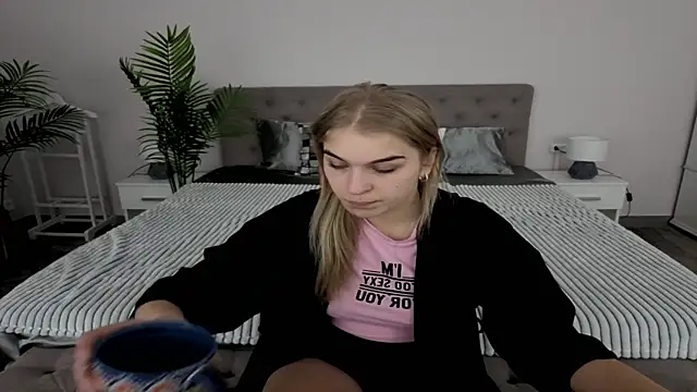 Snapshot of AlinaLiii chatting on March 2026 06:40:01 AM AlinaLiii online show from March 2026 06:40:01 AM