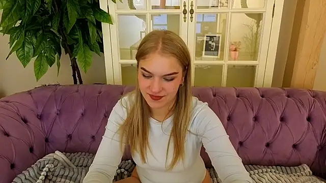 Snapshot of AlinaLiii chatting on March 2026 06:44:01 PM AlinaLiii online show from March 2026 06:44:01 PM