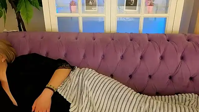 Snapshot of AlinaLiii chatting on March 2026 03:45:02 AM AlinaLiii online show from March 2026 03:45:02 AM